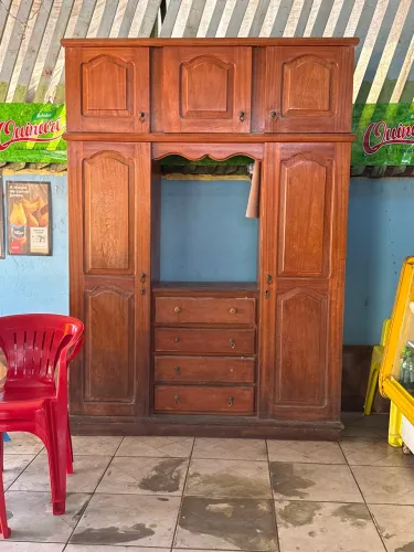 Vendo esse guarda-roupa de madeira