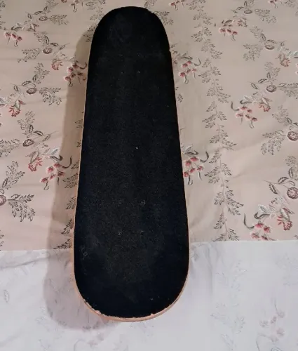 Vendo um skate e um patins seme novos