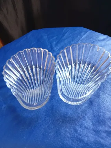 Vendo 2 petisqueira em forma de ostra em vidro, mede 13cm por 10cm
