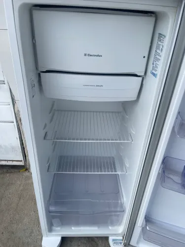 Geladeira Eletrolux RE31 Semi nova
