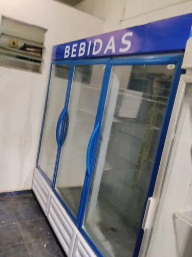 Geladeira Expositora 3 portas ( porta grande )