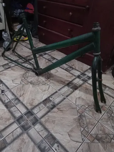 Quadro com garfo de bicicletas aro 26 cor verde