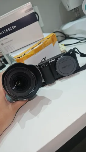 Kit Audiovisual Sony ZV-E10 + Sigma 16mm f/1.4 + Cartão 128GB | 2 Meses de Uso