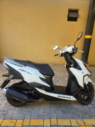 Moto elite Honda conservada