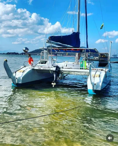 Veleiro catamarã