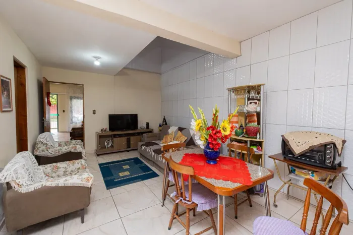 Casa com duas moradias à venda no Simões Lopes - 380 m², 4 quartos no total, amplo pátio c