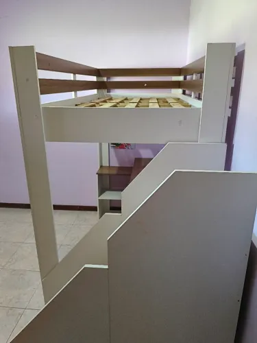 Cama solteiro com escrivaninha alta branca