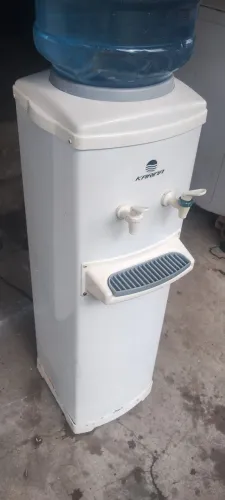 Vendo Bebedouro 127 volts 03 meses de garantía, garrafão não incluso