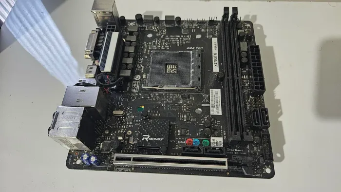 Placa-mãe Biostar X470 GTN ITX AM4 (trava PCI-E quebrada, c/ espelho)