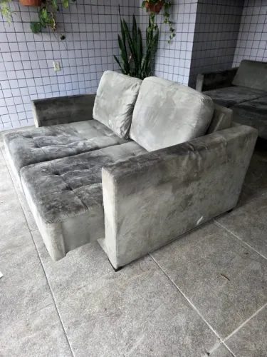 Conjunto de sofá retrátil. Estrutura boa. Ideal para higienizar