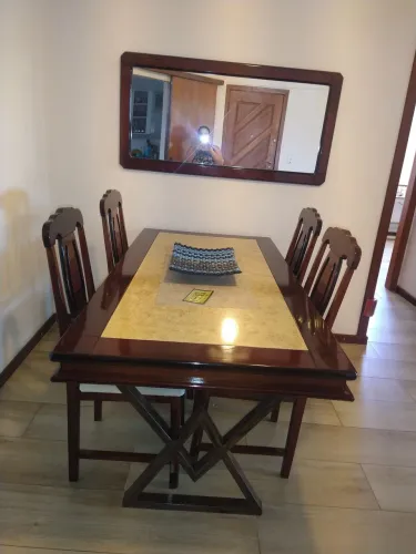 Vende-se mesa jantar com quatro cadeiras e espelho