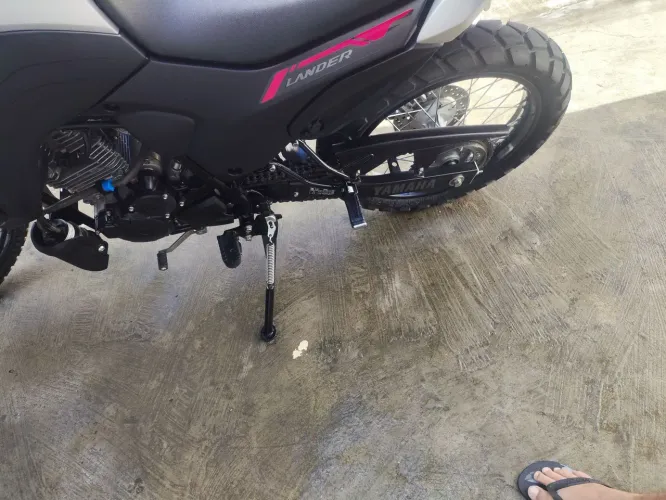 Vendo Lander 2026 moto extra sem detalhes