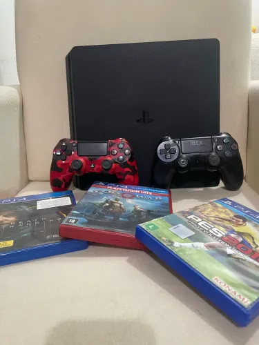 PS4 SLIM COM 2 CONTROLES E VÁRIOS JOGOS
