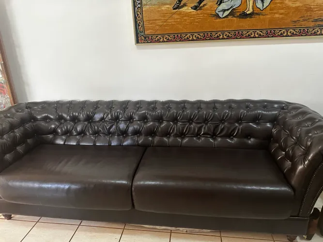 sofá é um modelo estilo Chesterfield