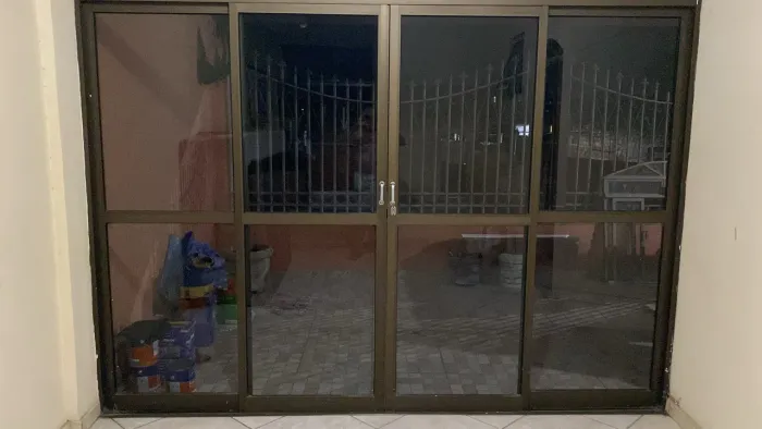 Porta de vidro com estrutura de alumínio - À Venda