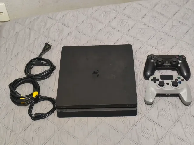 PS4 slim 1tb, POUCO USADO, com dois controles e dois jogos físicos