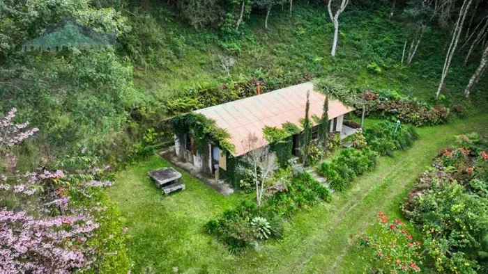 Casa à venda em terreno com 20.000 m² junto ao Parque Estadual dos Três Picos - Nova Fribu