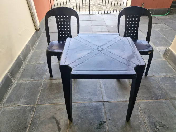 Mesa com 2 cadeiras