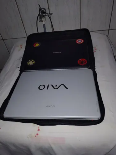 Dois notebooks: Positivo e Sony vaio