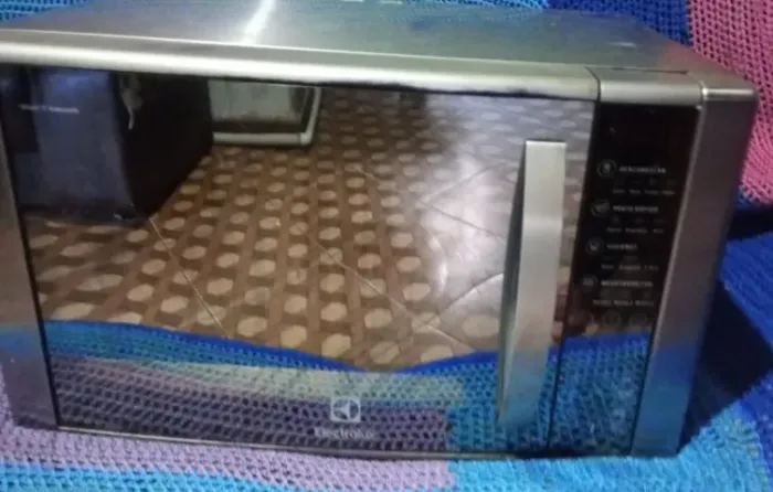 Microondas Electrolux espelhado 