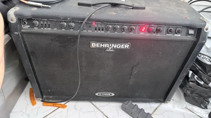 Amplificador behringer 212 vtone