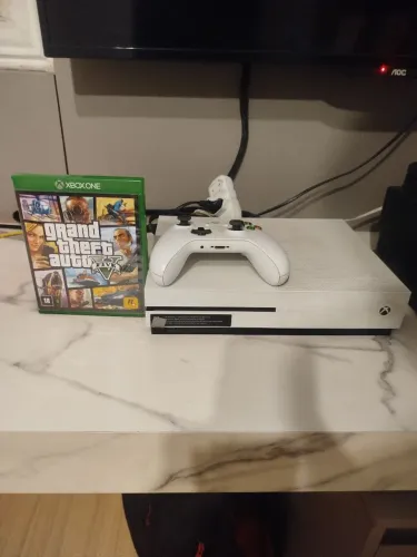 Xbox one s com uma manete e GTA V (mídia física)