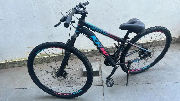 Bicicleta Aro 29 KRW Alumínio 21 Velocidades Freio a Disco X51 Cor Preto / Rosa e Azul 