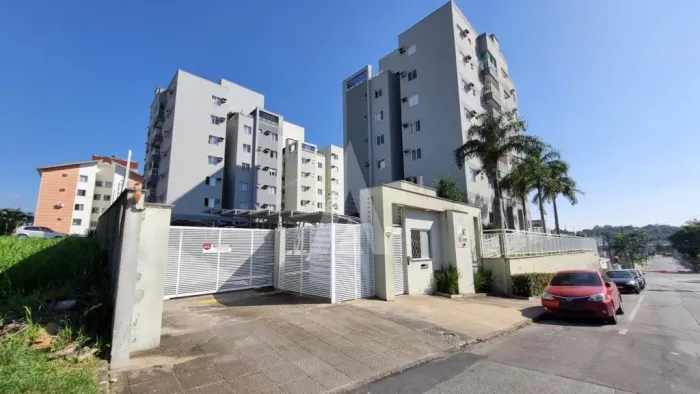 Apartamento com 2 dormitórios, cozinha com armários, sacada com churrasqueira no Bairro Fl