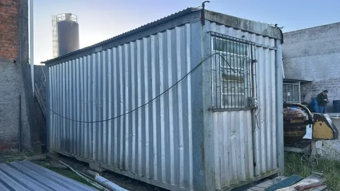 Container 6x2 usado interior em pvc,piso compensado+banheiro(Janelas com grade)