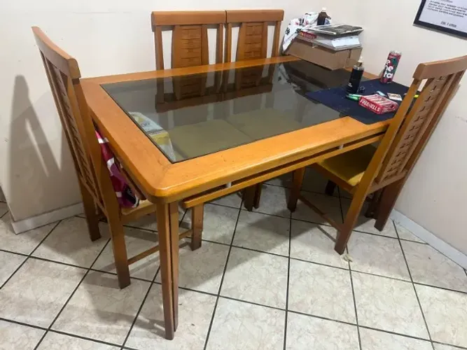 Mesa de jantar com tampo de vidro + 3 cadeiras