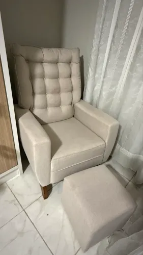 Cadeira de amamentação de balanço com puff