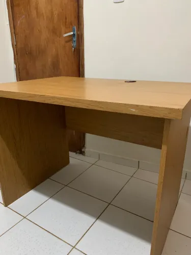 Escrivaninha funcional em madeira - ideal para estudos ou home office 