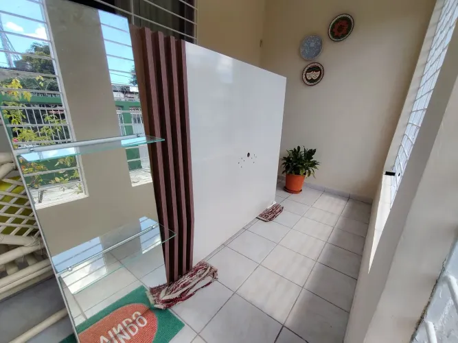 Painel para TV semi novo. Com 1,90 de largura, espelho e prateleiras de vidro. Perfeito...