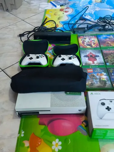 Console Xbox one s com dois controles, kinect e 14 jogos