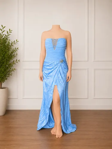 Vestido azul claro com broche e echarpe 