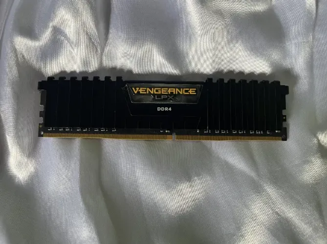 Memóriam Corsair DDR4 4Gb