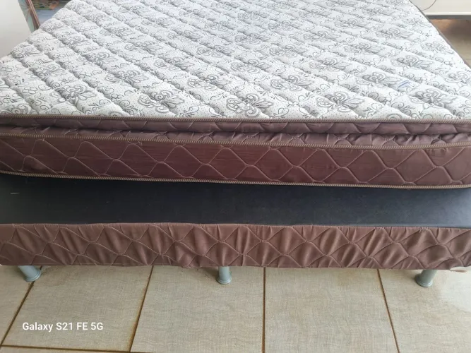 Cama Box casal base e colchão molas enssacadas bem conservada Entrego