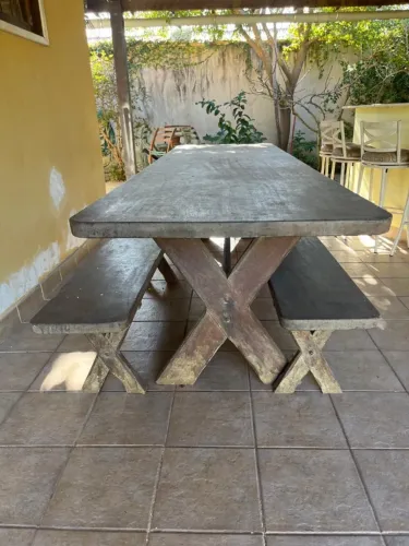 MESA COM BANCOS