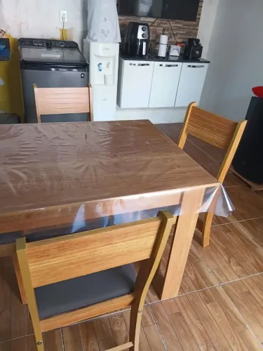 Mesa em ótimo estado de conservação