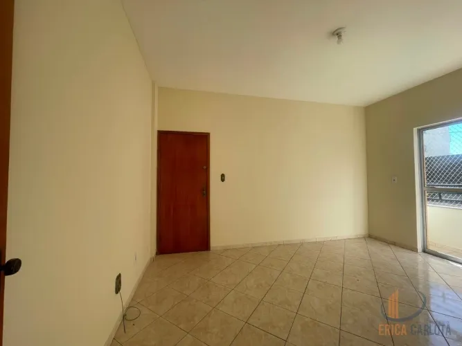 Apartamento 03 Quartos Suíte disponível para locação no Bairro Centro.