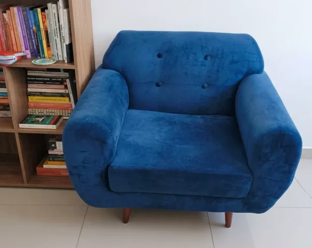 Poltrona azul com pés de madeira