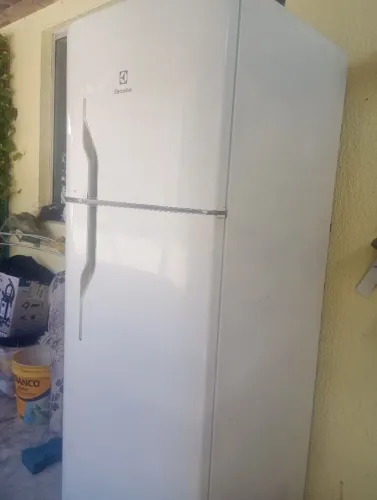 Vendo uma geladeira funcionando perfeitamente
