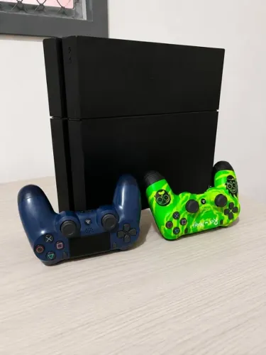PS4 Completo + 2 Controles (Azul e Stelf Rick and Morty) + GTA V e Resident Evil 7