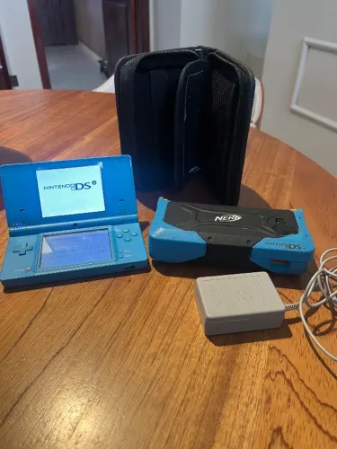 Nintendo DSi em Excelente Estado + Hard Case Nerf + Pasta para Jogos