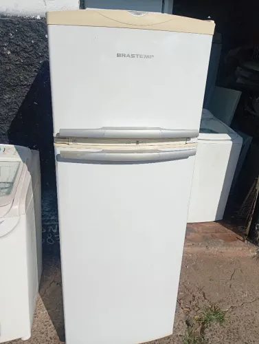 Vende se geladeira Brastemp Frost Free com garantia de três meses aceito cartão
