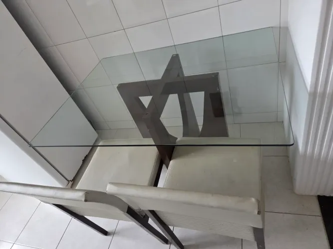 Mesa- pé de madeira:Altura 75cm -- tampão de vidro 75x 1,20<br>Tampão: 1,20m x ,090 m