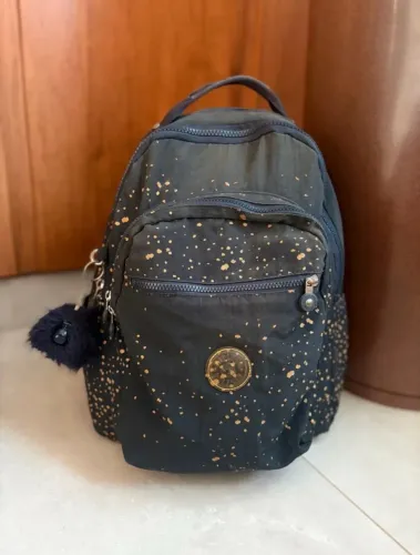 Mochila Kipling original, azul escuro com estampas douradas!