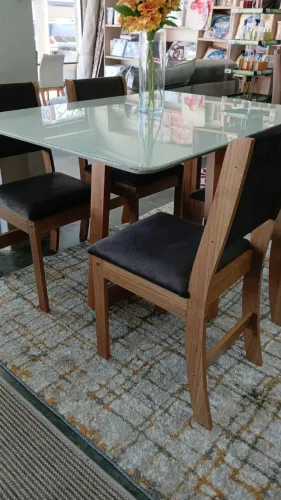 mesa com tampo de vidro e 4 cadeiras