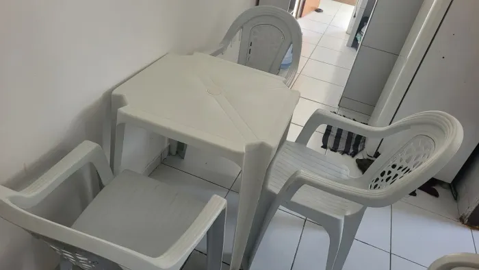 Conjunto de mesa com 3 cadeiras de plástico (tipo poltrona)