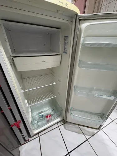 Geladeira Eletrolux RE28 240L